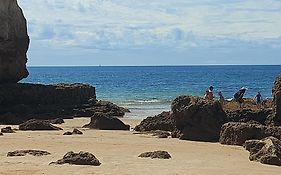 Apartamento em frente à praia com piscina e ténis